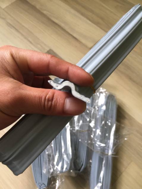 Vật liệu tốt. Ron kín gió, giảm tiếng ồn kha khá, bặt sưởi không mất nhiệt. Keo dính chắc