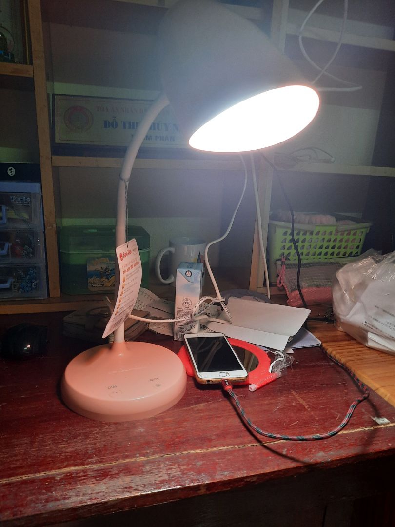 Đèn thiết kế đẹp, vừa tầm, màu sơn tươi tắn, ánh sáng vừa phải điều chỉnh thoải mái. Quá ưng ý