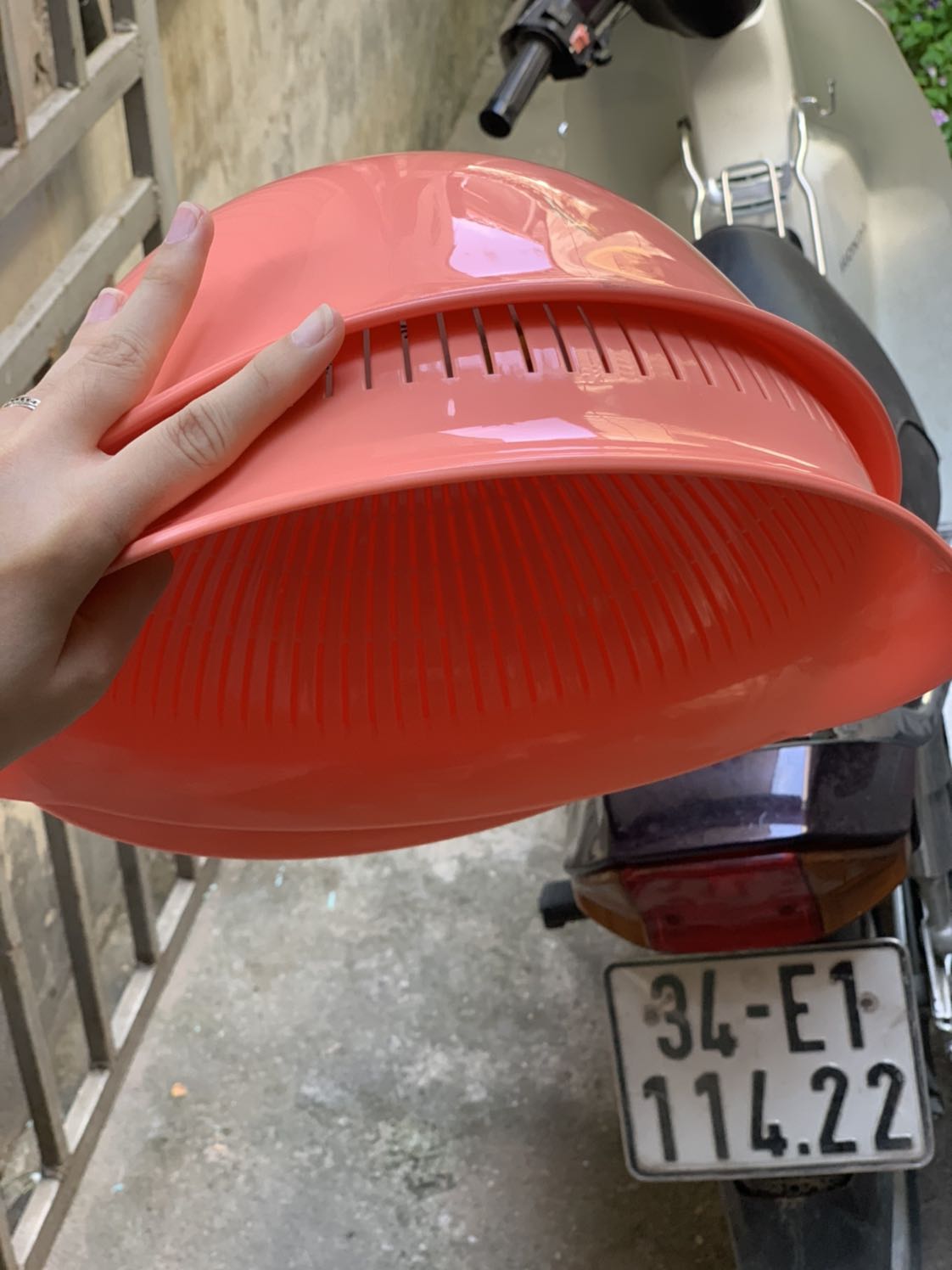 Màu cam này khá lạ, không biết gọi là cam gì vì có pha chút hồng trông khá xinh và lạ mắt, bộ thai rổ chất lượng rất tốt, nhựa dày dặn, cầm chắc tay, to đẹp đúng ý mình