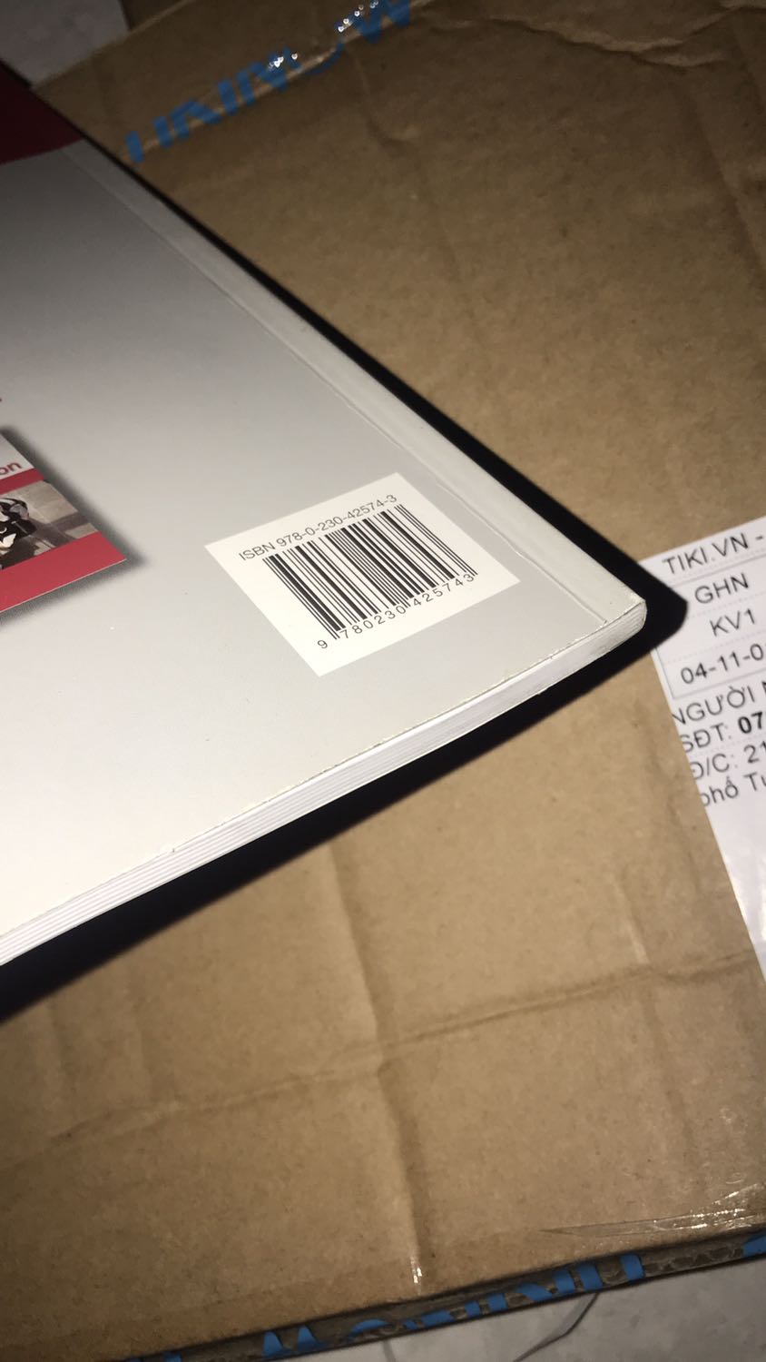 Rất buồn về dịch vụ giao hàng của Tiki. Mình đặt 6 quyển, chia ra ship 6 lần, không sao, mình có thể hiểu được. Tiki giao cho bên GHN ship hàng, không lâu lắm nhưng mình hàng tới tay mình thì hộp méo mó. Không những vậy sách được giao bị cũ bìa, chắc do va chạm với hộp khi không chống sốc nên bìa bị cong, trầy xước! Quá thất vọng, goodbye Tiki ngay và luôn nhé! Mình đặt 6 quyển, mới giao 4 quyển đều bị, nếu 2 quyển sau tốt mình sẽ xem xét chỉnh sửa :)