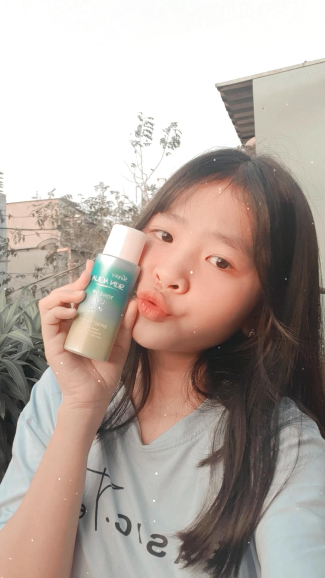 Sài thik cực lun, vừa thoa lên da 1 cái là thấm vào lun k có bết dính hay bóng nên rất hợp cho mấy bn hay đổ dầu. Săn đc sale và sài mã giảm giá nên còn có 98k quá rẻ lun, chân ái đời tôii. Em này có nâng tông nhưng khá nhẹ và k bị trắng quá đâu.