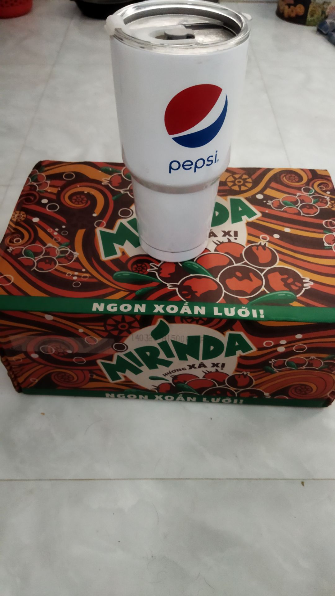 mua thùng mirinda vào dịp sale cùng với được tặng ly giữ nhiệt cam thấy rất hài lòng. ngày hè nắng nóng, thêm ly nước mát lạnh còn gì bằng. mình thích vị xá xị này rất dễ uống. ly nước tặng kèm chất lượng khỏi bàn, cho 10/10 điểm. giá trên sàn tiki rẻ mà còn được thêm khuyến mãi nữa. về phần giao hàng đóng gói, các bạn cứ yên tâm, mình ở tỉnh lẻ mà khi hàng đến tay thì còn nguyên xi không móp méo gì. ok lắm