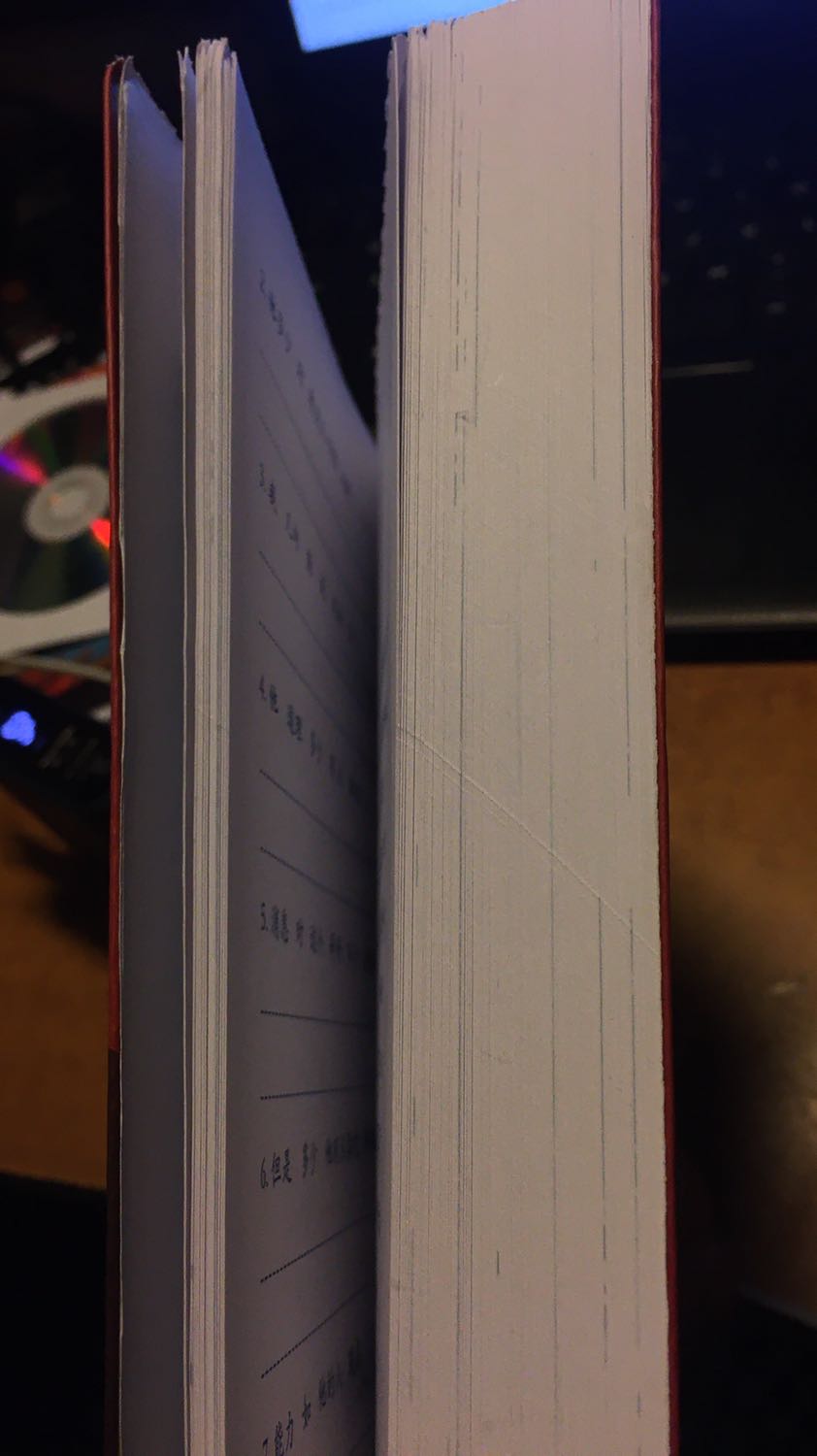 Giấy in tương đối rõ chữ, tuy nhiên phần bìa cũ và nát, giấy bị dính rất nhiều, nếu tách ko cẩn thận thì còn làm rách cả trang giấy vì giấy tương đối mỏng. Ncl rất thất vọng khi nhận đc sách