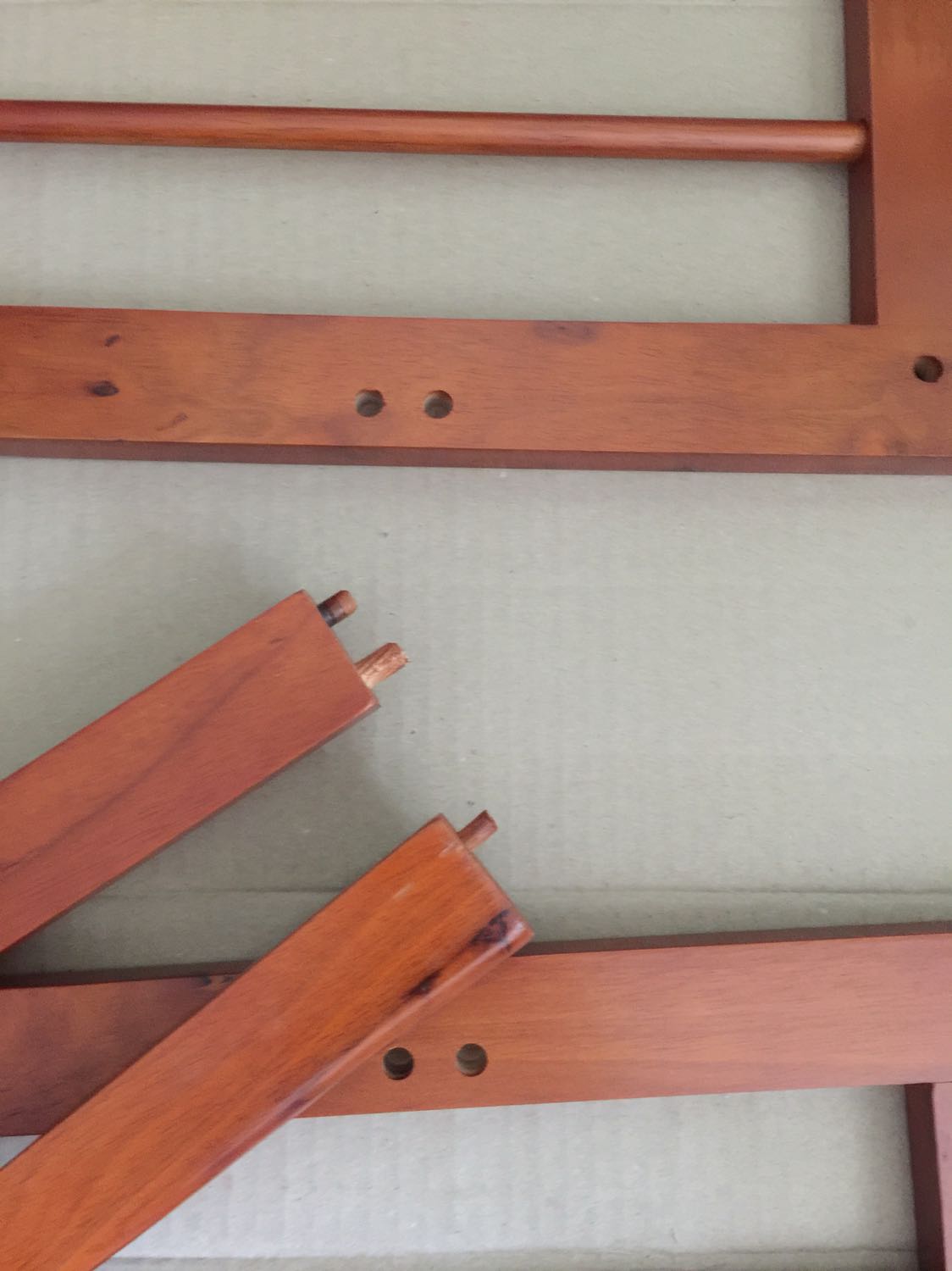 Mình đặt mua kệ này qua Tiki now, giao hàng rất nhanh. Tiki đóng gói rất kĩ và hoàn chỉnh. Nhân viên Tiki nhiệt tình.
Tuy là kệ tự lắp ráp nhưng các chi tiết không được khớp và cân xứng.
Lần đầu giao hàng, vị trí của các lỗ khoan bắt vít bị lệch theo chiều dọc, thanh chắn không hoàn chỉnh. Mình yêu cầu đổi hàng.
Lần sau đổi hàng, các lỗ bắt vít lại bị lệch theo chiều ngang, thanh chắn cũng bị lỗi như trước.
Shop này bán hàng chán thật. Hàng cồng kềnh không đơn giản cho việc đổi trả quá phiền phức. Người mua hàng đâu có kỹ thuật và dụng cụ để điều chỉnh các lỗi này chứ.
Vì đang trong mùa dịch nên không tiện ra cửa hàng mua trực tiếp, còn được lắp ráp thay hoàn chỉnh. Biết làm sao đây.
Mình mua 2 sản phẩm kệ lắp ráp của 2 shop khác nhau nhưng chỉ có nơi đây là không hài lòng.