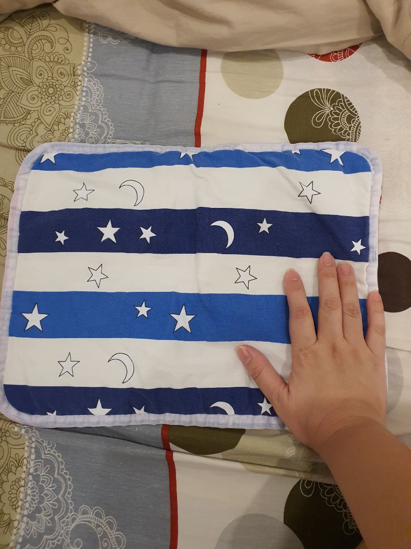 Nhiều màu sắc, hàng đúng như mô tả. Giảm 1 sao do mới mua về đem giặt thì có 1 miếng bị tưa chỗ may và bung ra. M vá lại thì ok rồi. Do đường may quá sát với vải nên ma sát chút là bung. Còn lại thấy hài lòng. Ai xài máy sấy thì chú ý là tấm lót sẽ bị rút lại 1 chút do gặp hơi nóng.