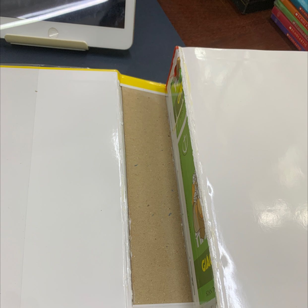 Sách mới mua vừa mở ra thì rách rồi