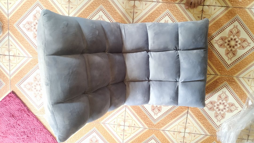 Đóng gói cẩn thận, giao hàng nhanh, chất lượng vỏ bọc nhung hoàn thiện quá kém, đường may cảm giác kô chắc chắn. Khi nhận hàng, 1 ghế bị thủng 1 vết nhỏ nên không ưng lắm. Điểm cộng là mút đệm dày. Mới dùng nên chưa biết độ bền khung thế nào.