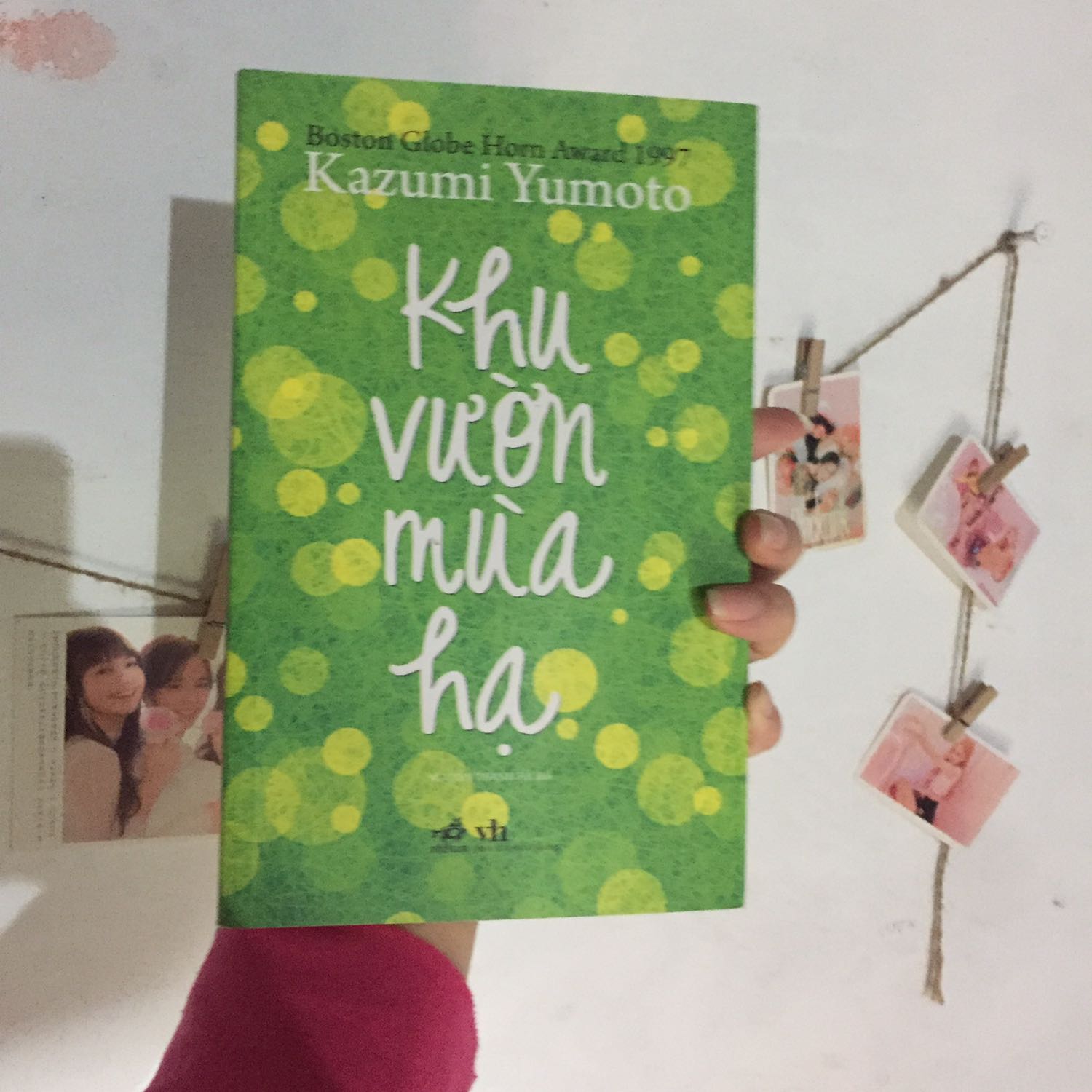 Với những câu truyện được kể theo góc nhìn của ngững đứa trẻ tưởng chừng như chỉ là những câu chuyện ngây ngô nhưng mang lại bao nhiêu bài học bao nhiêu thứ mà người lớn những người luôn có một đưqs trẻ vên trong mình phải suy ngẫm mình nghĩ nên đọc cuốn này một lần không chủ là vì mùa hạ của trẻ con mà cả mùa hạ của người lớn văn học nhật luôn nhẹ nhàng và sâu lắng như vậy sách ko móp méo đẹp lắm nha 4,5/5 sao