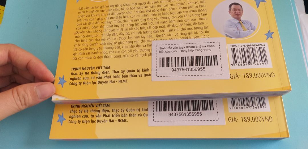 Sách có dán phía sau, ghi chú rõ ràng là đóng hộp sang trọng nhưng không có. Sách dơ và bị bong miếng kính ở ngoài một số chỗ.
Về cách trình bày thì mình chỉ cho 3 sao. Chữ trình bày to nên đọc rất dễ bị nhức mắt. Hình quá nhiều, rườm rà không cần thiết. Sách cho người lớn đọc nhưng cách trình bày thì giống cho trẻ đọc hơn.
Mình chưa đánh giá về nội dung vì chưa đọc.