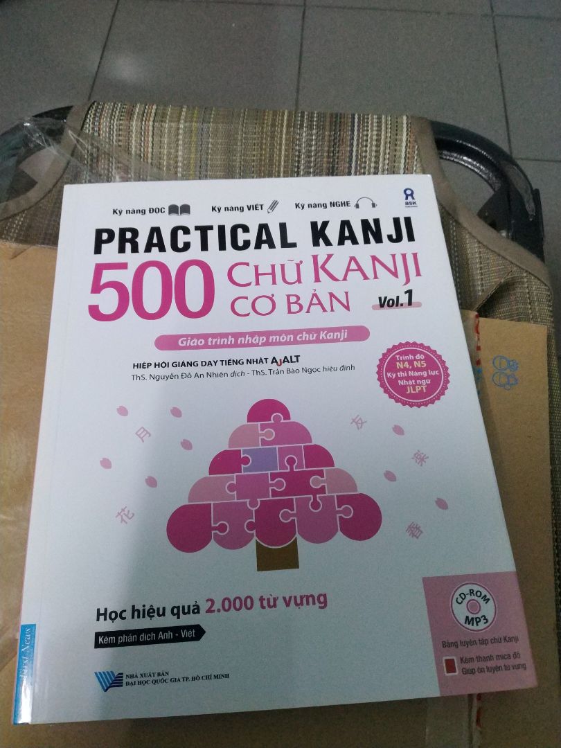 Sách to, đẹp, có đĩa. Chữ hướng dẫn toàn tiếng Nhật, xem hoa mắt, k hiểu gì. Sách to, đẹp, có đĩa. Chữ hướng dẫn toàn tiếng Nhật, xem hoa mắt, k hiểu gì.