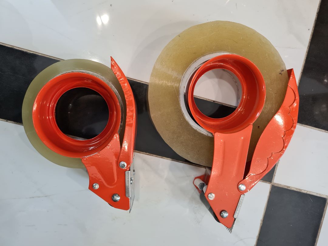 loại này là loại nhỏ, chỉ dùng được cuộn băng dính mỏng và mép giữ băng dính nhỏ nên băng dính hay bị rơi ra, mình phải độ thêm 1 đoạn bìa cứng để giữ cho chặt. nhìn chung nhẹ, cắt cũng tốt, phù hợp cho người có nhu cầu sử dụng ít.