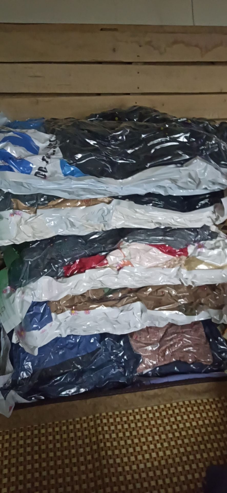 Tiết kiệm được nhiều diện tích, tuy nhiên tất cả mình đều dùng bằng máy hút bụi để hút chân k, vì dùng bơm tay quá lâu. Hơi băn khoăn về độ bền của túi, liệu có phải thỉnh thoảng hút lại hay k.