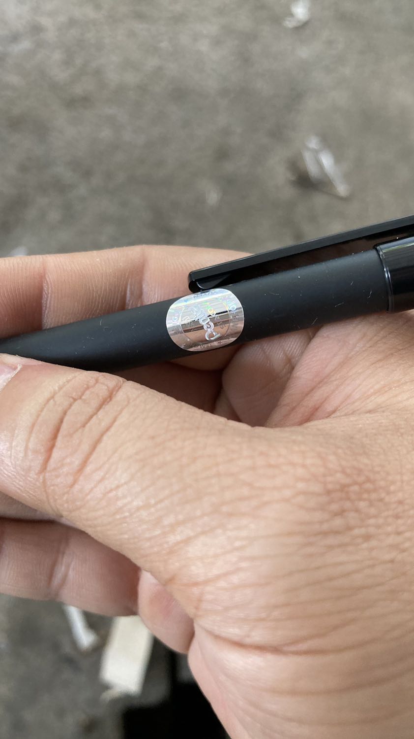 Quên đặt mực màu xanh. Mà hình như shop không có lựa chọn màu mực thì phải.
Nét mực khá ổn, mới lấy về thấy ra đều mực, thân bút chắc chắn. Xài thời gian sau không biết ra sao.
Đánh giá ban đầu thấy được.