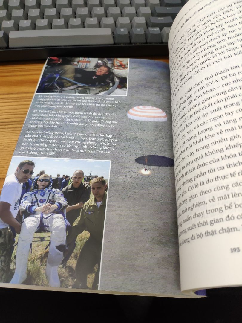 Sách nonfic về vũ trụ và phi hành gia, siêu thú vị và hài hước. trong sách có vài trang màu nữa. Nói chung là xịn, đáng đọc :3