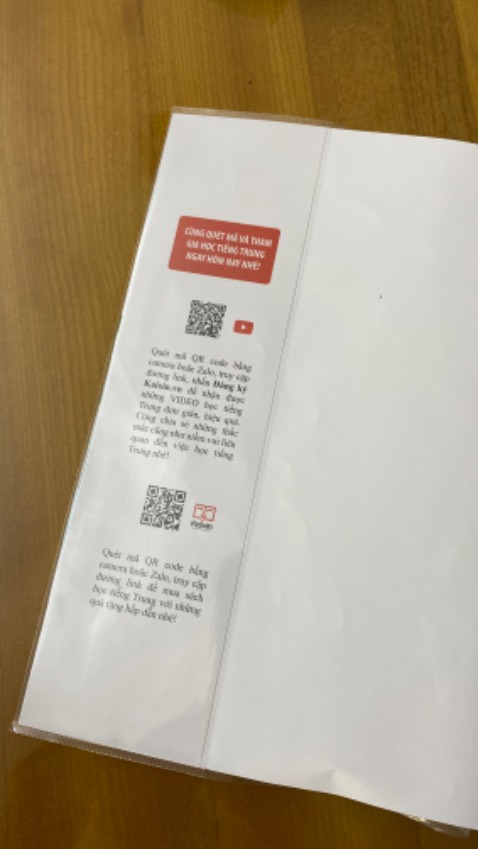 Lần đầu tiên đặt sách mà nhận được sách với bookcare ưng ý vô cùng. Mấy năm nay toàn nhận sách với bookcare “làm cho có”, có bookcare chỉ  choàng qua bìa được 1-2cm. Còn đơn vị bán sách này làm bookcare rất chỉn chu, đường cắt thẳng tắp, đầy đặn, vừa vặn. Quyết định đặt thêm mấy cuốn nữa tặng tongxue.