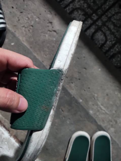 Sản phẩm được mỗi cái mã đẹp thì chất lượng cực tệ mua 2 đôi giá khoảng 120 mỗi đôi mà mang được tầm 3 tháng đứt 3 lần có dán keo lại là với đôi nhỏ mang nhiều, còn đôi lớn mang mới tầm tháng hơn đã rách rồi ( không mang thường xuyên). Lớp xốp làm rỗng không phải thật sự là cao su mềm. Thua đôi dép 5 chục mua chợ