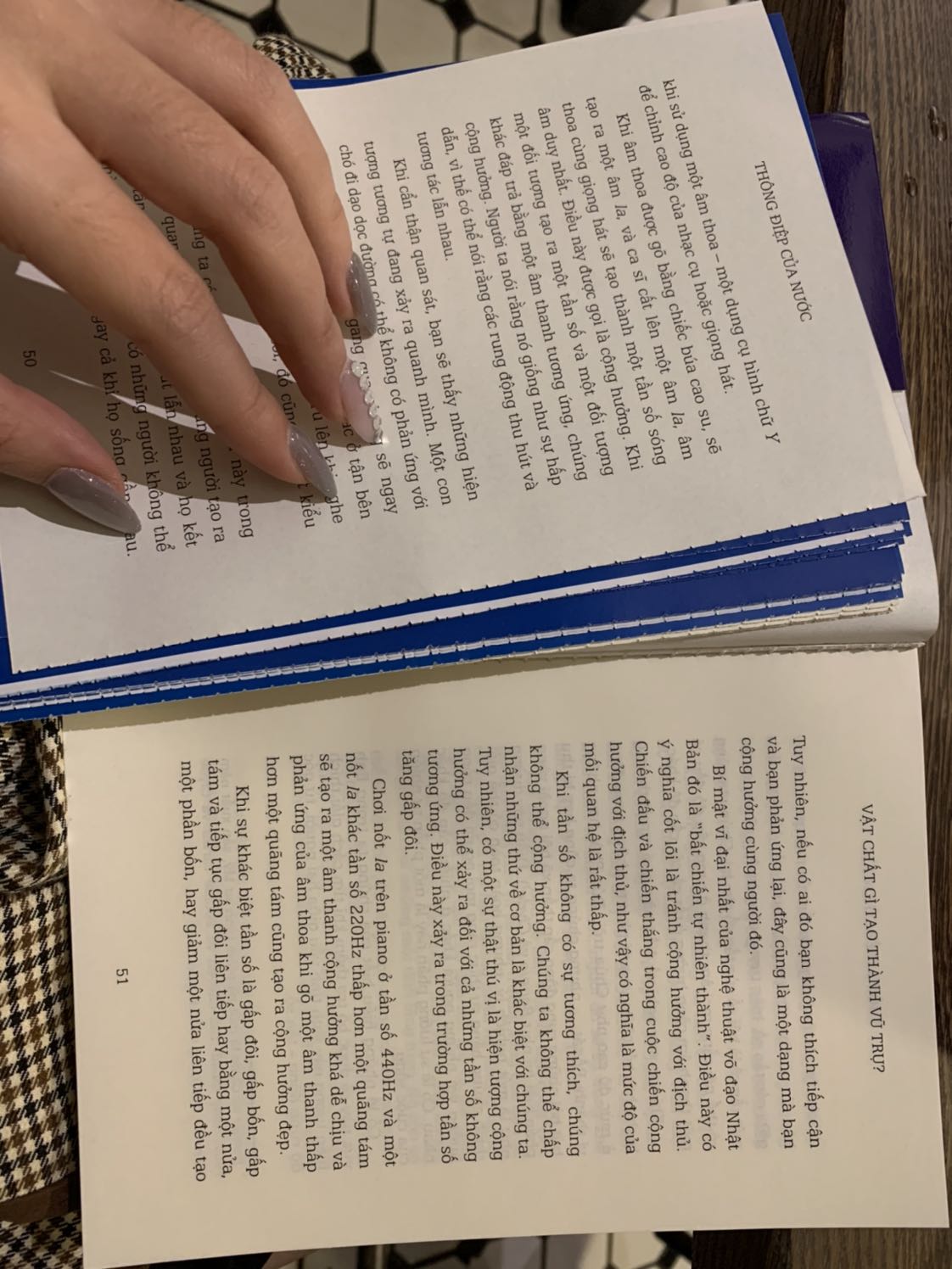 Thật là buồn! 
Quyển sách mua về, dở ra đọc lần đầu thì cứ mỗi khi sang trang lại đứt lìa 1 tờ. Mình hiểu là giá ở tiki là rất tốt so với giá thị trường, nhưng mà chất lượng đóng sách thế này thì bảo quản thế nào? Tiki hãy kiểm tra lại chất lượng sách trước khi trao đến tay người đọc nhé.