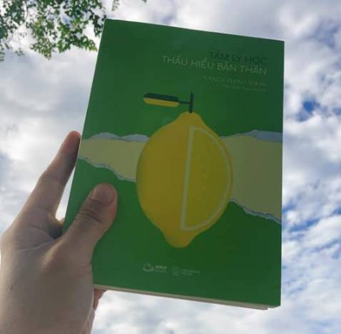 Mình trước giờ ít đọc sách tâm lý nhưng khi đọc cuốn này thì bị thuyết phục bởi nhiều điều lắm. Sách nói về lòng tự trọng, về việc tại sao chúng ta sợ bị từ chối, hay về sự đối kỵ do thiếu tự tin, hoặc về việc chúng ta cần sự công nhận đến mức nào. 

Ngoài ra, ra cũng chỉ ra những điều chúng ta cần làm để xây dựng và duy trì mối quan hệ, chẳng hạn như khen ngợi và duy trì sự tự tôn cho cả hai bên. 

Nói chung đọc cuốn này xong bạn sẽ có cảm hứng để nhìn nhận lại bản thân, bởi những điều trong sách không mới nhưng nó thường bị chúng ta cố tình hoặc vô ý bỏ qua. Điều náy phần nào dẫn đến sự bế tắc trong cảm xúc và cách hành xử. Nói chung là nên đọc nhé các bạn. 

Bìa sách cũng cưng quá chừng!