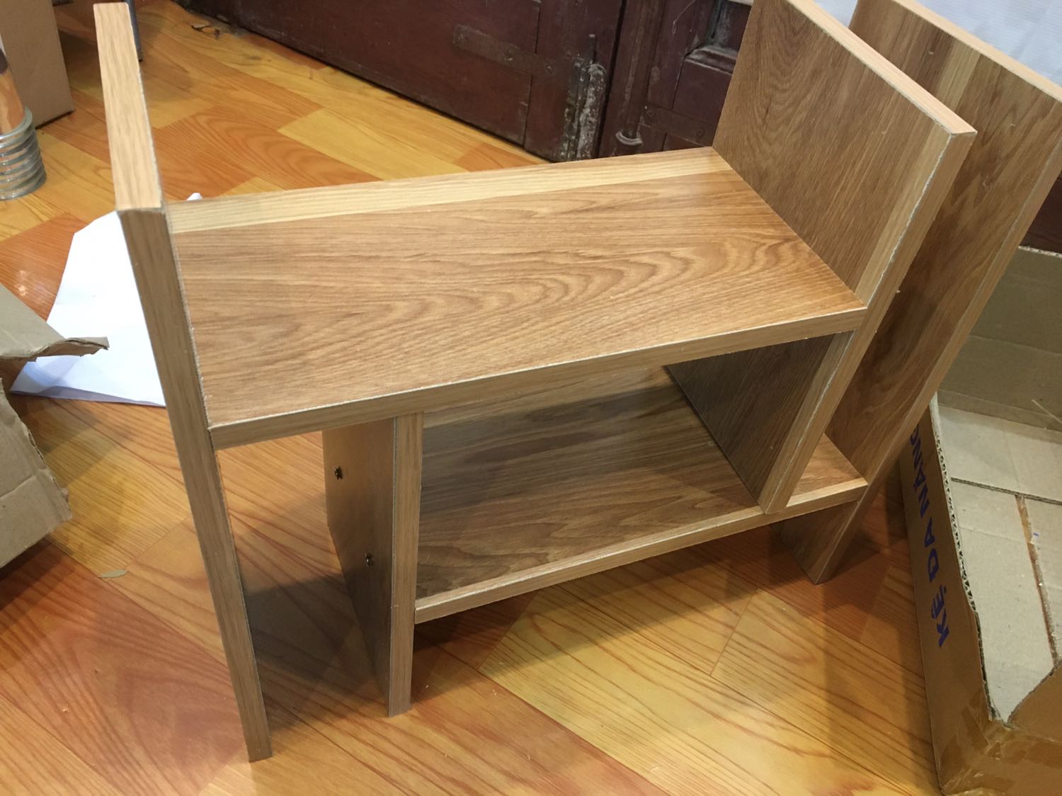 Chất lượng sản phẩm tồi, gỗ cắt bị vênh, lỗ khoan và vít bị thiếu. Mình có cưa và máy khoan nên có thể tự sửa để dùng được còn người khác e là phải trả lại vì ko thể lắp được.