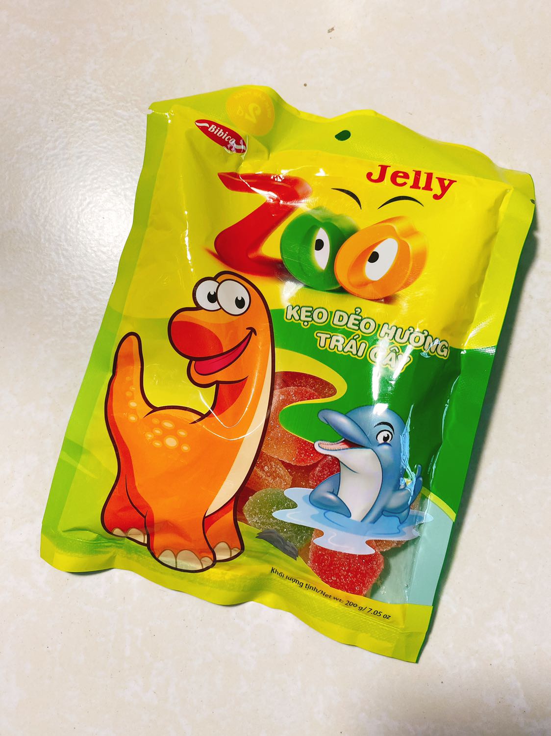 Mình thì hay mua kẹo dẻo này ở siêu thị, đây là lần đầu mình mua ở Tiki. Tình cờ lướt thấy có bán loại kẻo dẻo Zoo mình thích ăn nên đặt liền 3 gói 200g/gói. Nói thật, giá trên Tiki rẻ hơn mình ở siêu thị gần 10k luôn á, chỉ 20k một gói nhiều ú ụ luôn. Mình thấy sao mình không mua Tiki sớm hơn, tiếc dễ sợ. Kẹo dẻo Zoo này có 2 loại: áo dầu và áo đường. Mình thì mua áo đường vì mình thích ăn loại này hơn, 2 loại đều ngon hết sẩy á. Điều mình thích ở loại kẹo dẻo này đó là nó ít béo, có nhiều hương vị như táo, chuối, xoài, trái cây hỗn hợp,... Tha hồ ăn mà không ngán vì có đủ loại mùi vị thay vì chỉ có một vị. Kẹo dẻo Zoo vị trái cây thơm ngon, áo lớp đường ngọt ngào, hình thú ngộ nghĩnh, chắc chắn sẽ là một món ăn vặt ngon lành cho các bé. Thành phần kẹo gồm: Đường, mạch nha, gelatin, chất điều chỉnh độ axit (axit xitric), hương (cam, chanh, dâu, trái cây) tổng hợp, màu thực phẩm tổng hợp (E110, E133, E129, E160ai). Bản thân mình thích bảo quản trong tủ lạnh rồi thưởng thức, dai dai thơm ngon cực kỳ. Hạn sử dụng của em này là 12 tháng nha.