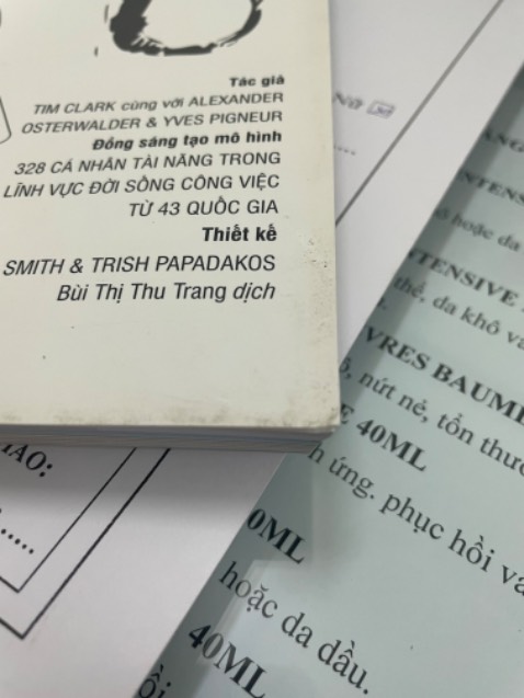 Bìa sách cũ, như được để trong kho ẩm ướt từ lâu, gởi sách không có gói nilon cẩn thận. Shop tệ, không mua lại shop này