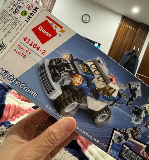 Sản phẩm có 1 hộp này, trong đó 1 mảnh chi tiết lỗi, không ghép được.