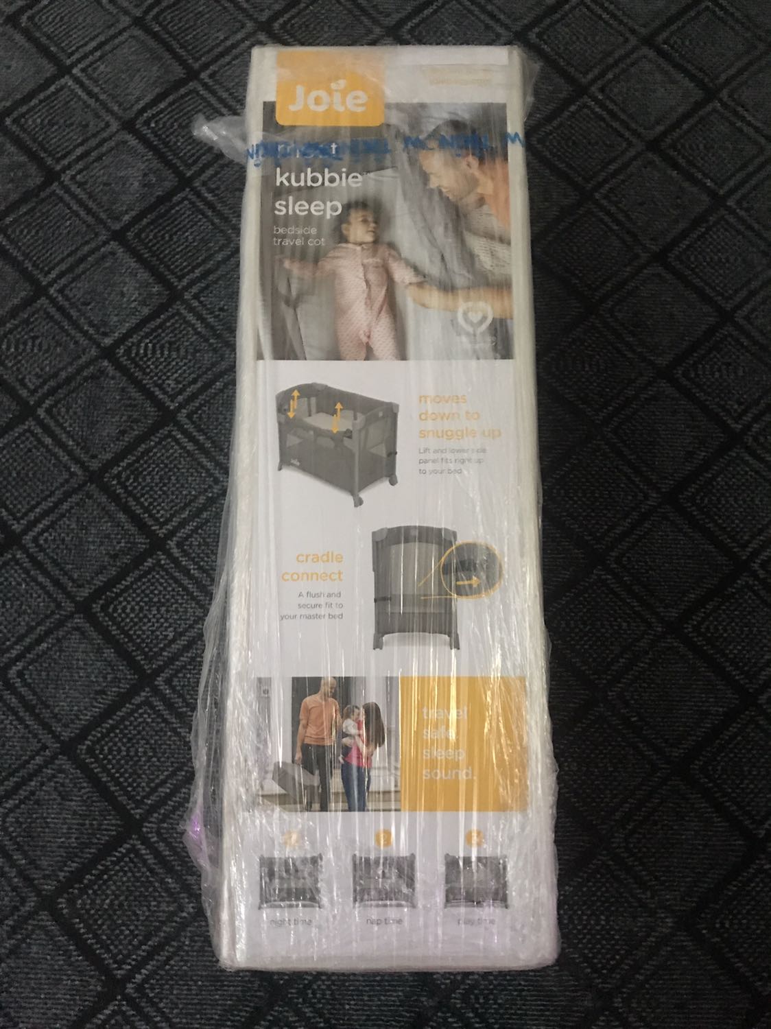 Mình đã từng dùng đồ của joie và cảm thấy không có gì để chê về chất lượng, giá cả cực kỳ phải chăng (mình còn mua được giá flash sale của tiki + extra sale 200k nữa), hàng tiki giao còn mới, đẹp và hộp không móp méo.
Thứ duy nhất mình không hài lòng là thời gian giao hàng của tiki. Với tư cách khách hàng, mình không biết và không cần biết vì lý do gì tiki delay giao hàng lâu như vậy. Mình đặt hàng ngày 11, đến ngày 21 mới nhận được hàng, hẹn giao vào ngày 19.
Đối với những ai muốn thử dùng sản phẩm này, cá nhân mình thấy đây là sp tốt, đáng tiền, tuy sz nhỏ hơn đa số cũi gỗ. Còn về việc ship hàng, nếu không cần quá gấp thì có thể cân nhắc tiki, không thì ra ngoài mua để tránh chờ đợi!