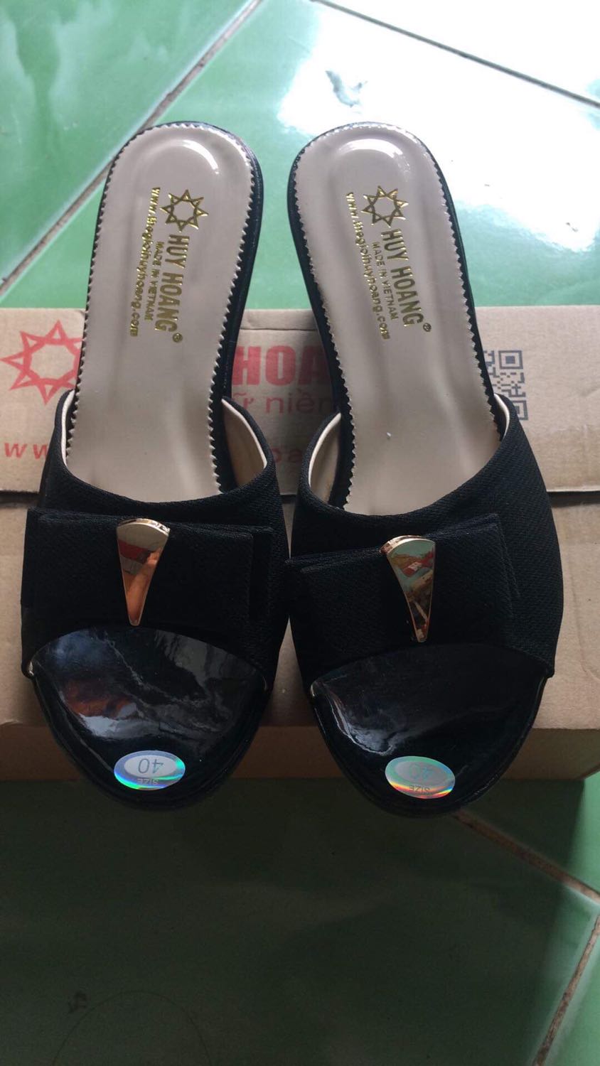 Dép rất đẹp đóng hộp kĩ càng đế chắt chắn mang rất êm chân rất đáng tin cậy