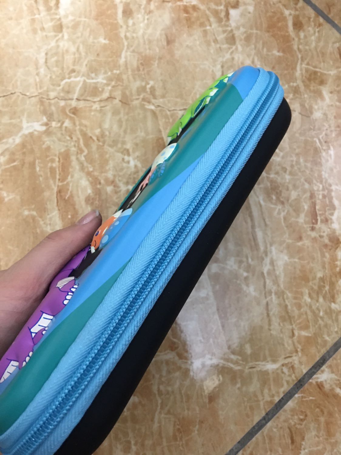 Hộp bút đẹp lắm shop, hình ảnh sắc nét , dày dặn rất đẹp