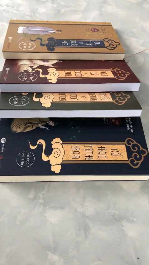 Combo 4 cuốn 2 cuốn chất lượng giấy vàng tốt, 2 cuốn chất lượng giấy trắng lạ lắm, 2 cuốn giấy trắng kém chất lượng, có vẻ 2 cuốn trắng lạ lắm Combo 4 cuốn 2 cuốn chất lượng giấy vàng tốt, 2 cuốn chất lượng giấy trắng lạ lắm, 2 cuốn giấy trắng kém chất lượng, có vẻ 2 cuốn trắng lạ lắm