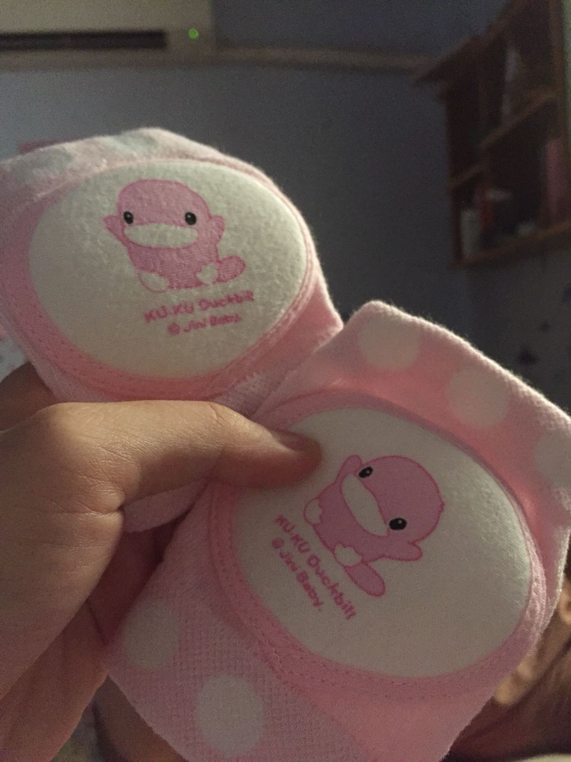 Trên ảnh thì nhìn chắc chắn giao hàng thì kiểu mong manh dễ vỡ ko đáng với giá tiền bỏ ra mua. Giao nhanh như hàng ko như mong đợi .