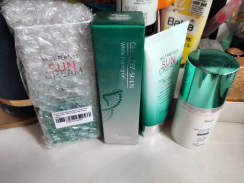 Đã có thâm niên nhiều năm sử dụng các sp của cellkey scien nên cứ hết là lại mua tiếp thôi :) . E tẩy da chết này chỉ làm bay những TB chết trên bề mặt trên cùng da, rửa sạch mặt là thấy thông thoáng và mềm mại ngay. Kem chống nắng không làm bí da lại thêm 1 lớp dưỡng nữa nên rất thích. Mình lười trang điểm nên thường chỉ dùng mỗi lớp BB là đã nâng tông lên rồi. Nói chung rất ưng!