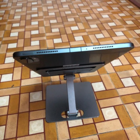 Giá đỡ ko chê vào đâu được, cứng cáp chắn chắn sử dụng rất thích, gắp lại cũng gọn tiện mang quán cafe ngồi làm việc, shop này mình cũng ủng hộ nhiều lần do cách tư vấn rất chi là nhiệt tình