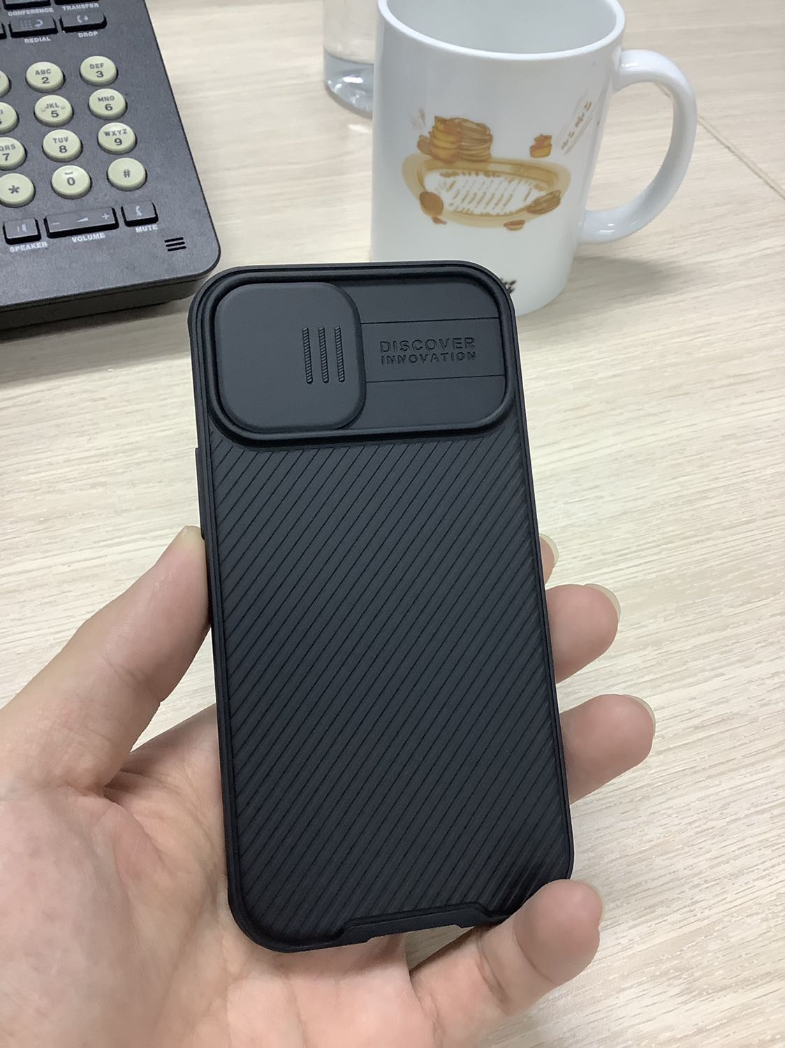 Dù được quảng cáo là mỏng nhưng ốp thực tế khá dày, hoàn thiện trung bình (điểm viền bo cạnh dưới máy hơi hở nhẹ). 4 góc làm nhô cao để giảm chấn tốt hơn. Nắp che camera hoạt động khá hiệu quả.
Mình vẫn thích Spigen hơn, hoàn thiện cực tốt.
Tạm hài lòng.