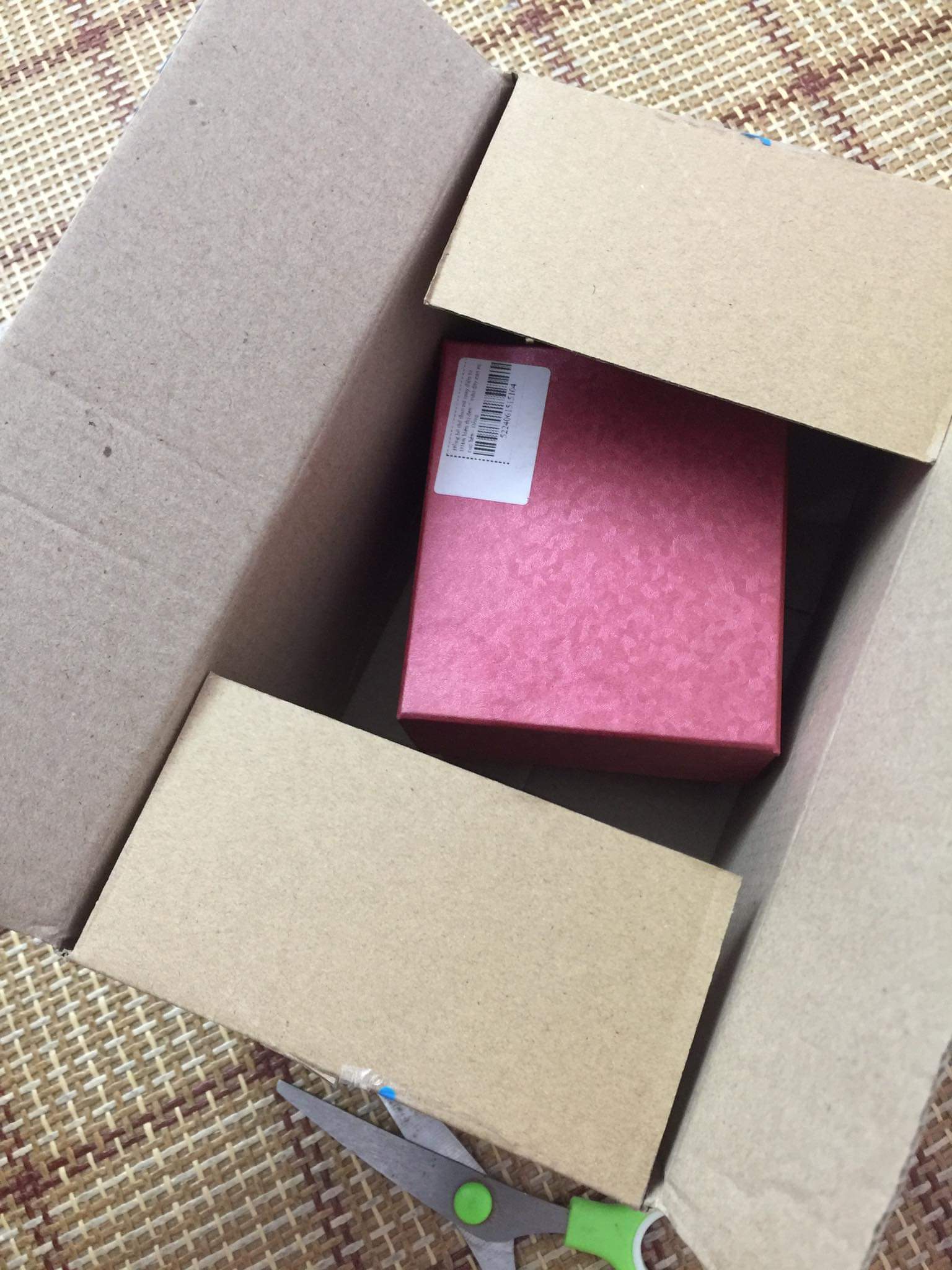 Đóng gói sản phẩm ok lắm, hộp tiki đẹp, bên trong còn có hộp đồng hồ riêng .shipper giao hàng cũng nhanh. đồng hồ mình chọn màu hồng đeo lên nhìn sáng da lắm??.nhận được mở ra vui hết sức nên mình chụp lên review liền nè. Tiki không bao giờ làm mình thất vọng