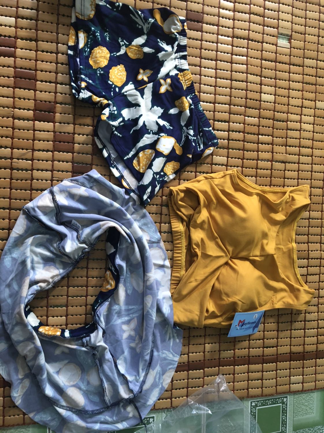 Mình mua hàng vì thấy đánh giá tốt và màu sắc đẹp.
Tuy nhiên chất vải kém như đồ bộ mặc nhà chứ không phải đồ chuyên cho đi bơi (chất vải mát, co giãn tốt, thấm hút và giữ ấm)
Quần và váy riêng chứ không có quần bên trong váy nha các bạn nên xem xét kỹ khi mua hàng.
Mua về mặc đi bơi cũng phải mặc chung với nhau.