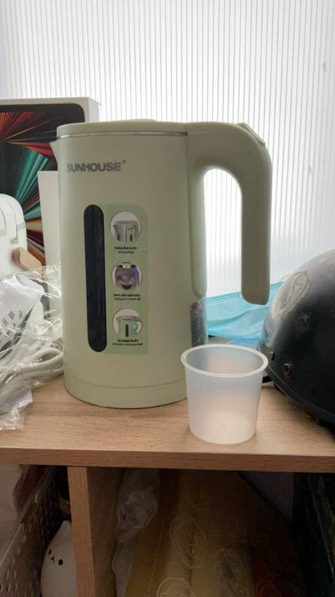 Màu xanh lá rất đẹp mn nên mua nhé. Mình đánh giá cao độ cách nhiệt của thân vỏ, chạm tay vào mặt vỏ ngoài khi nước sôi nhưng không cảm thấy nóng, có đèn báo tiện lợi