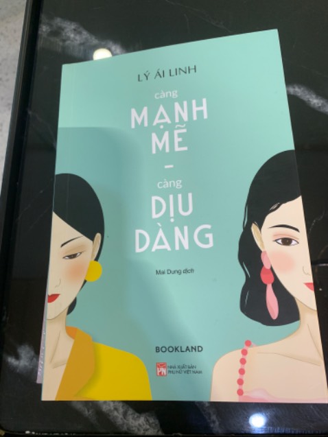 Vừa nhận được sách
Về khâu giao hàng: 5* giao nhanh thần tốc luôn
Về shiper: tui đặt riết mà quen luôn c shiper, khỏi nói nhiều c shiper siêu dễ thương 5*
Về nội dung: Vừa nhận tui đọc một lèo gần nửa cuốn. Sách hay giọng văn dễ đọc, nhiều tình huống thấy thực tế với cuộc sống. Có nét tương đồng với Vãn tìmTnh, tuy nhiên theo ý kiến chủ quan của riêng tôi thì sách Lý Ái Linh thực tế hơn Vãn Tình. Anw cả hai đều là tác giả tôi yêu mến 5*
Recommend mọi người nên mua đọc