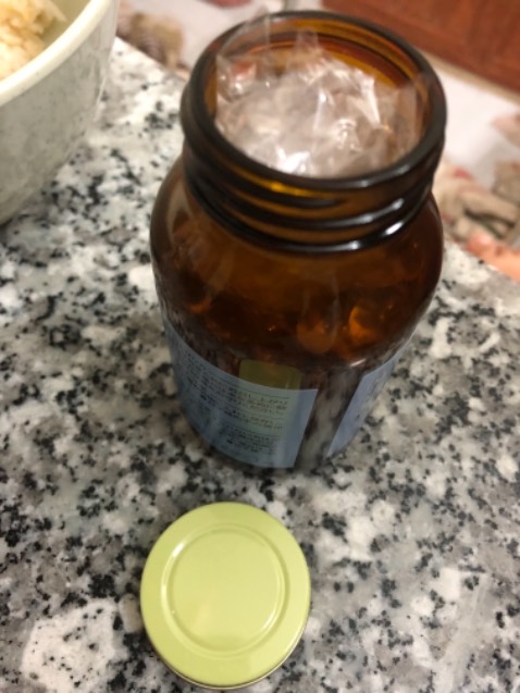 Mở nắp thấy nhét 1 bịch ni *** ở trên miệng. Cảm thấy hoang mang ko biết có mua phải hàng giả ko nữa. Hic. Có ai mua mở ra giống em ko ạ ?