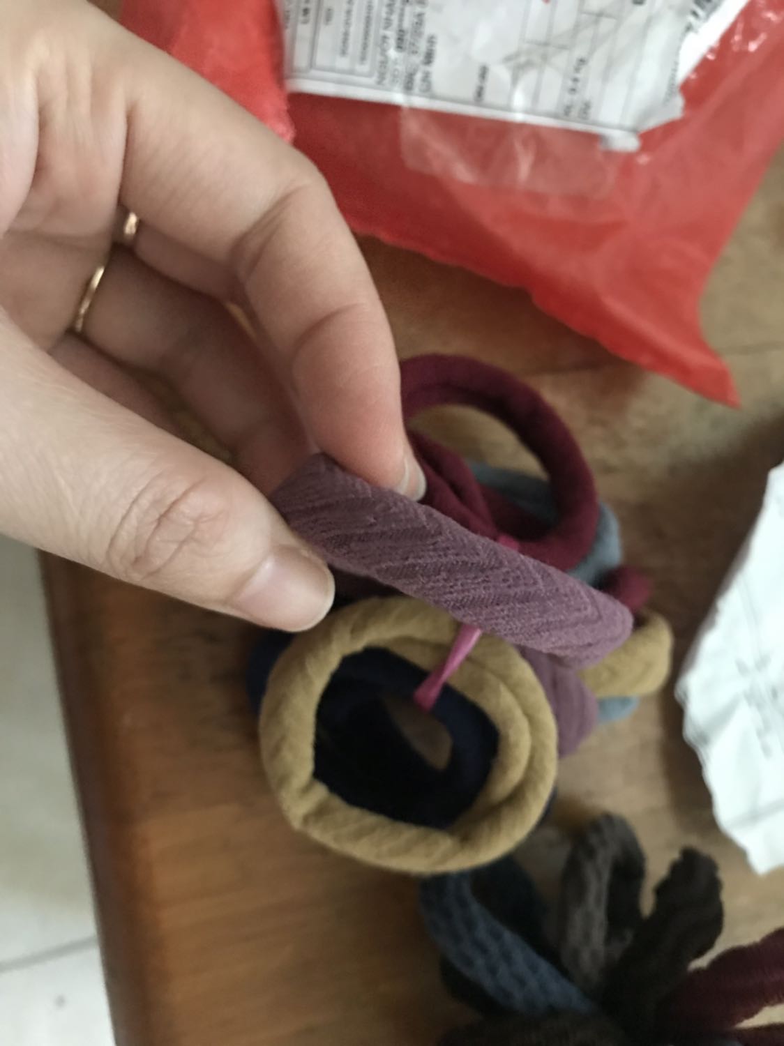 Hàng không giống hình, lần đầu mua 1 set Ok, lần 2 mua 2 set thì 1 set giống hình, 1 set kiểu khác chất lượng k như set 1. Hơi thất vọng, thà shop giao trễ xíu cũng dc nhưng phải đúng ý khách hàng, mấy cọng thun k đáng bao nhiêu nhưng hơi mất uy tín.