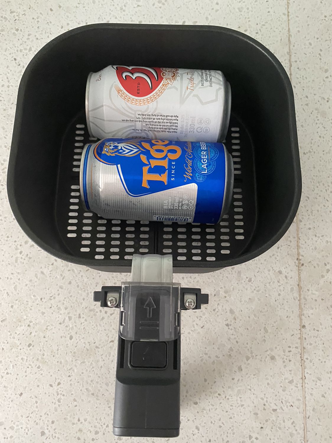 Tổng quan : Mẫu mã sang trọng, màu đen hợp với không gian bếp sáng màu . Tay cầm chắc chắn có miếng nhựa chống nóng. Mình để 2 *** bia để mn mua có thể ước lượng được lòng nôi nướng. Vân hành: êm . Thành phẩm tested nem nướng như hình . Một sản phẩm tốt, đáng mua. Tiki giao hàng cực kỳ chuyên nghiệp. Cảm ơn tiki