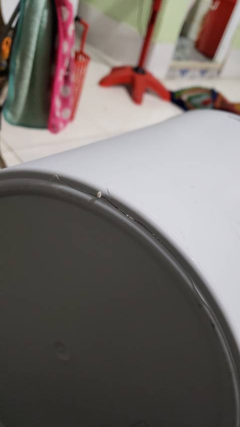 Sọt rác màu đẹp, sạch sẽ nhưng bị bể đáy, thấy đóng gói cũng kỹ càng, không biết do khâu vận chuyển đóng gói hay do có từ trước, thôi thì dán lại xài đại luôn chứ lười đổi trả