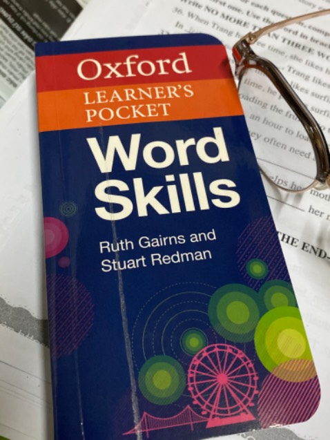 Bìa sách bị xước.