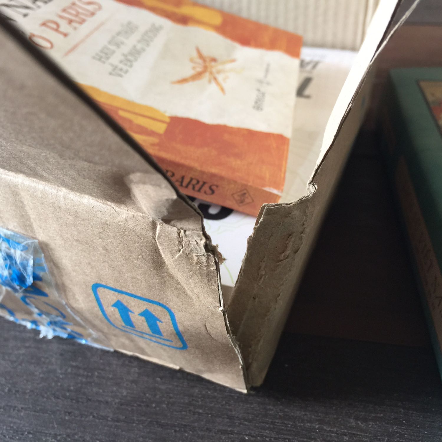 Đánh giá này không nhằm vào nội dung cuốn sách.
Sách rất đẹp, giấy đẹp, in ấn rất cẩn thận.
Tiki giao hàng nhanh nhưng khâu lấy hàng từ kho và đóng gói sách thực sự chưa tốt, rất kém. Sách khổ to, cả bìa cứng lẫn bìa mềm không được gói màng xốp và chèn lót hộp, dẫn đến khi vận chuyển bị móp bìa, gãy gáy, sờn cạnh sách rất đáng tiếc. Đã có rất rất nhiều ý kiến phản hồi của khách hàng về vấn đề này của Tiki nhưng chưa thấy được cải thiện.. Không biết bao giờ Nhà sách Tiki sẽ thay đổi tích cực hơn!?