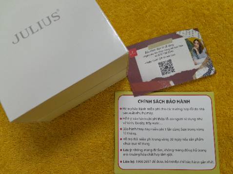 Màu của đồng hồ hơi khác trong ảnh nhưng ở ngoài trông đẹp hơn. Đây là chiếc đồng hồ Julius thứ 2 mình mua. Lần trước mua trong MIPEC Long Biên rất tốt và bền nên mình muốn mua hiệu này tiếp. 

Mình ưng quá nên chụo nhiều ảnh để nhận xét cho shop. Mặt đồng hồ to rất dễ nhìn giờ, mình hay bị muộn giờ nên cần mặt đồng hồ to thế này. Mình làm nghề dạy học thì cần đồng hồ để canh giờ. 

Dây rất đẹp nhé. Hộp trông chuyên nghiệp, shop có để giấy bảo hành và thông tin bảo hành rõ ràng. 

Nhất định sẽ quay lại ủng hộ shop.