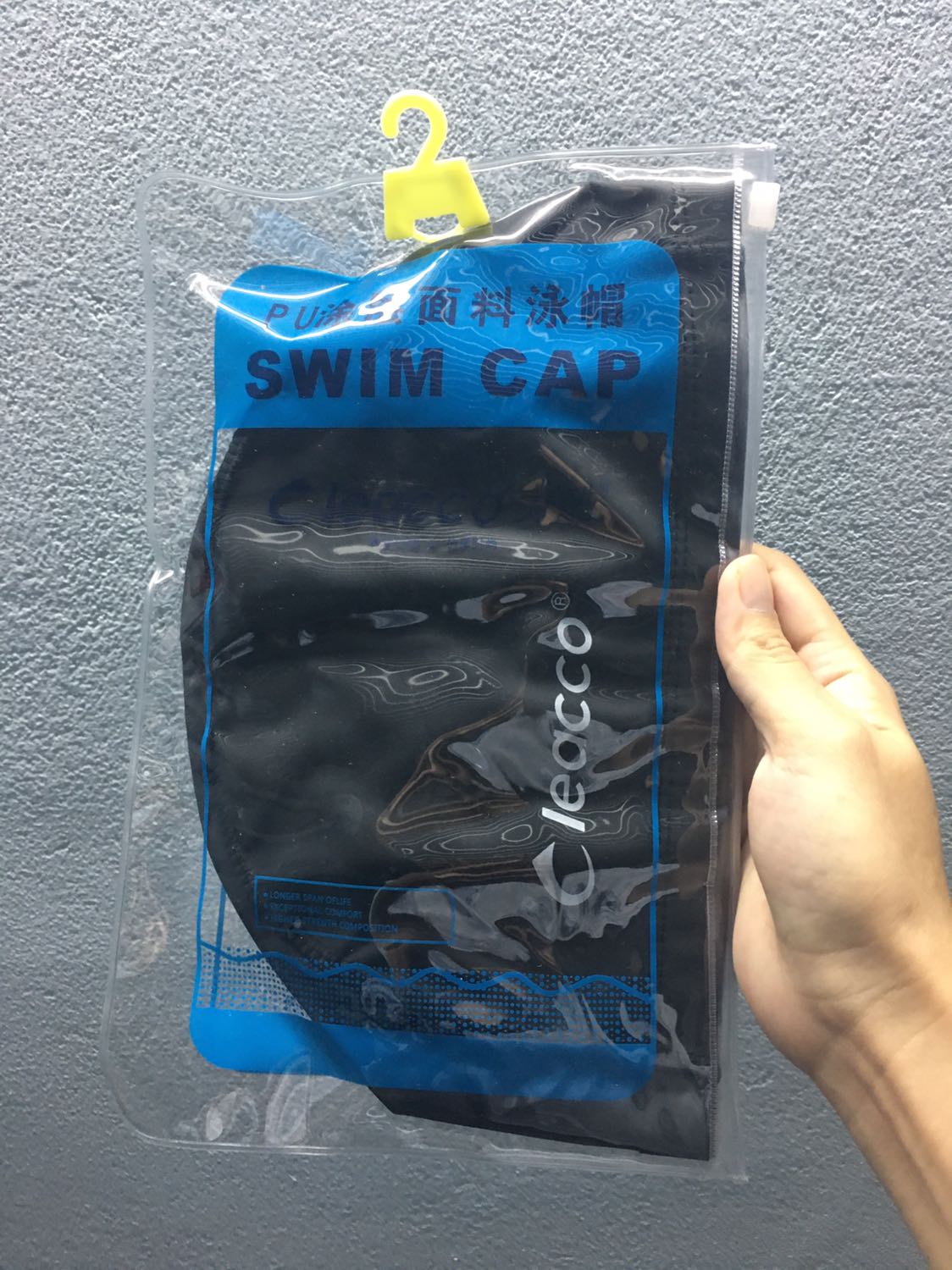 Nón mình mua 138k, ôm vừa đầu đô co giãn tốt. Không bị bó đầu quá đúng như phần mô tả. Giao hàng nhanh đặt hôm trước hai hôm sau có hàng luôn.