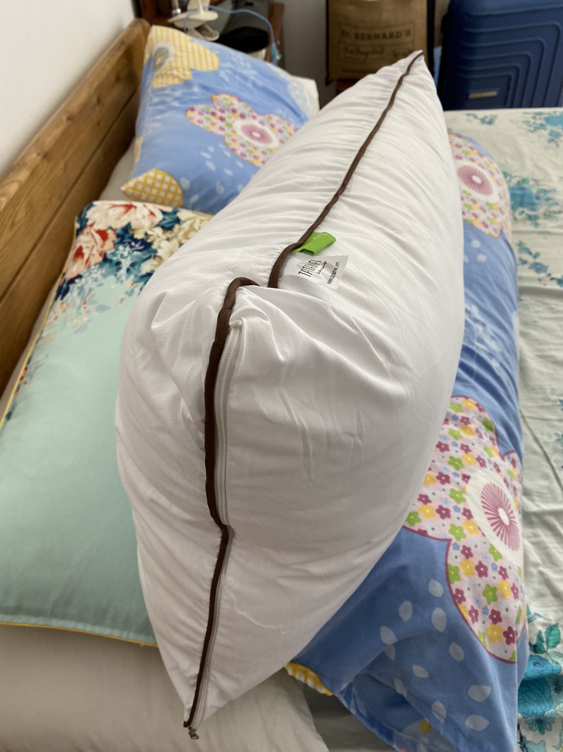 Gối rất êm, dày nhưng vẫn nhẹ, có lớp vải bọc ngoài có thể tháo ra giặt được