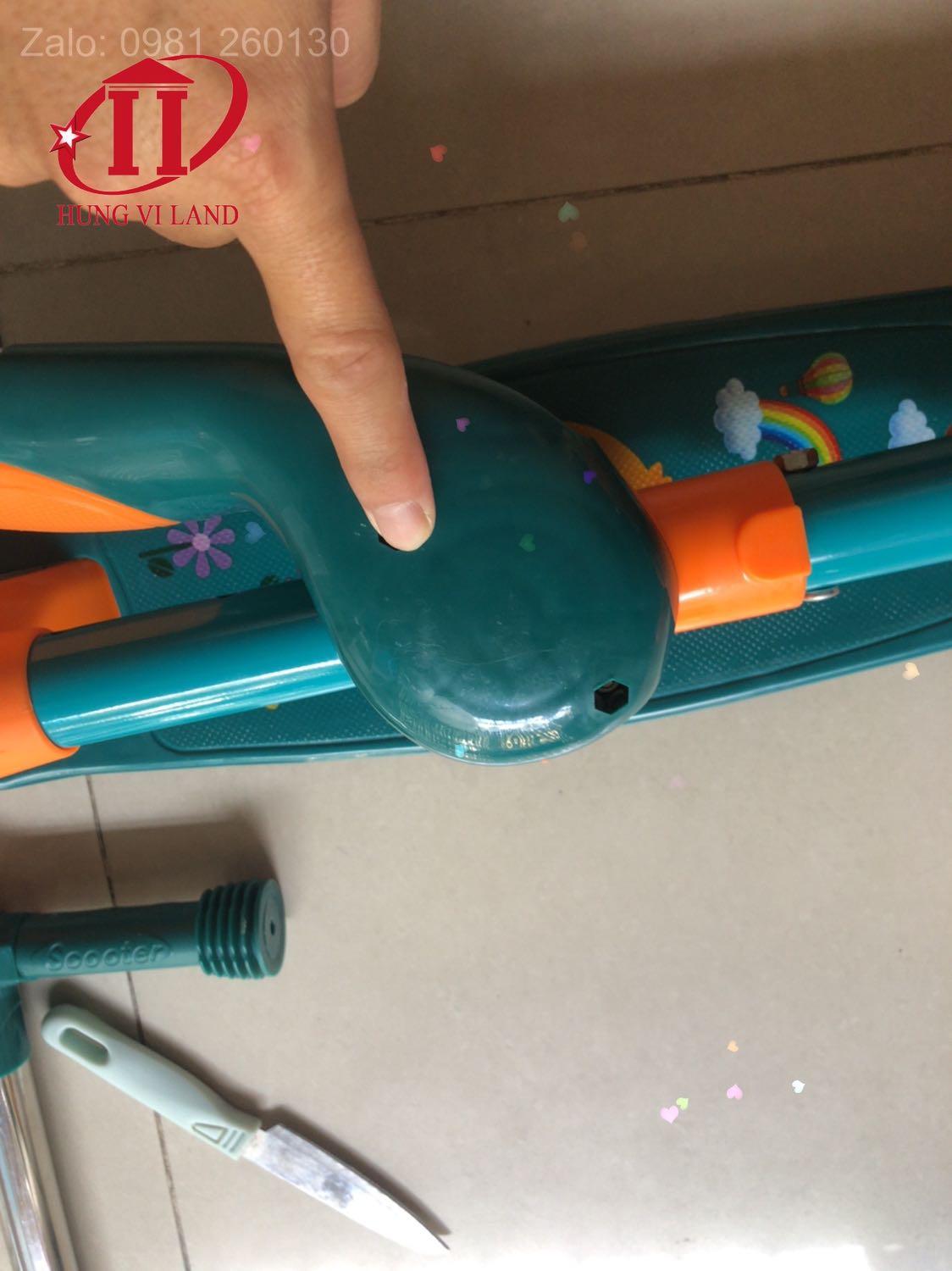 Trải nghiệm ko vui:

Đợi giao 7 ngày. 
Sản phẩm đóng gói đơn giản - nhìn như giao đồ đã dùng rồi. Trầy nhẹ (ko vui)
Ko cho sẳn pin - khui ra bé thích nhưng lại đợi đi mua pin

Dùng như thế nào thì chưa biêta