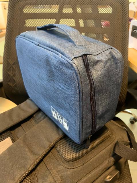 Hàng rất chất lượng, đường may chắc chắn và đẹp mắt, thiết kế hợp lý cho để phụ kiện cần để riêng cho gọn gàng.
Giá rẻ, đóng hàng đẹp mặt, giao hàng rất nhanh
Cám ơn tiki!