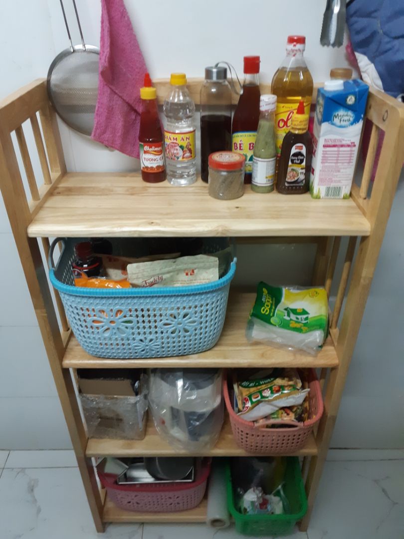 Đọc nhiều cmt chê này kia nên cũng hơi lo khi đặt hàng. Nhưng sau khi nhận thì mình rất hài lòng: màu gỗ đẹp, chỉ cần xiết chặt vít thì kệ cứng ngắc luôn, mình dùng cây lục giác kèm theo ok. chỉ có thanh ngang bị thiếu vài cục gỗ nhưng cũng ko ảnh hưởng gì đến kệ. Mua với giá 474k, free ship.